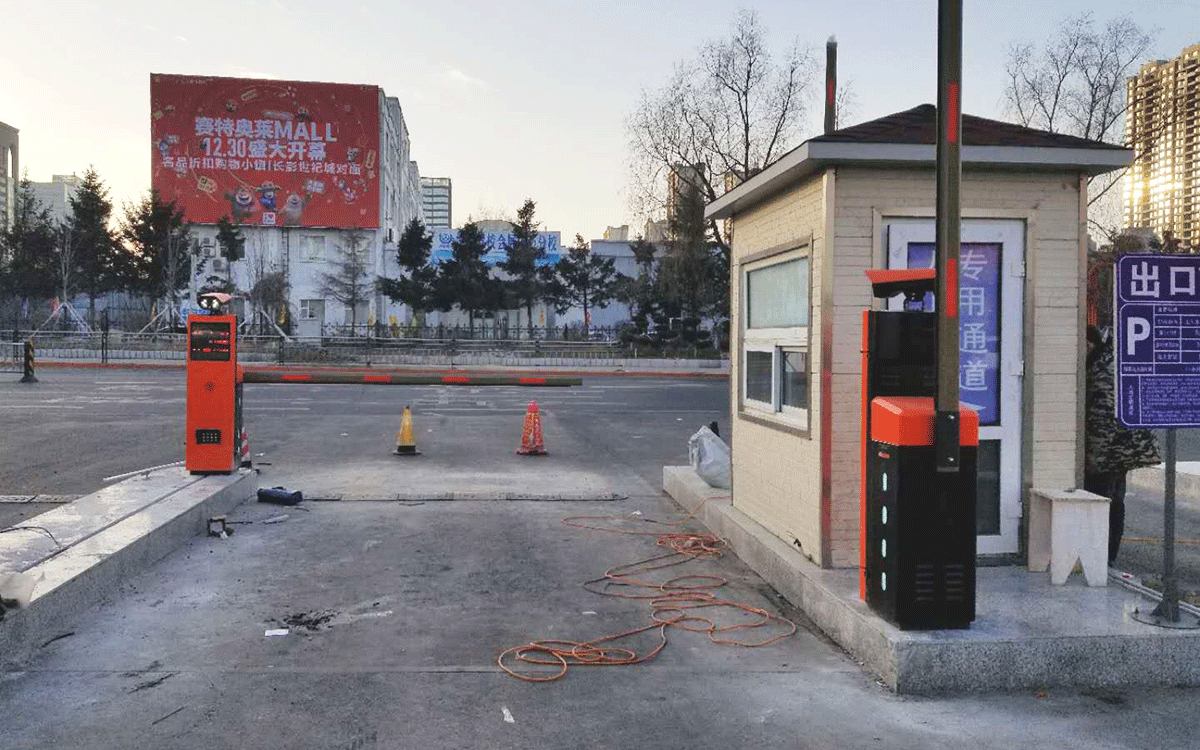 真地高清車牌識別系統落地遼寧錦州醫科大學附屬醫院